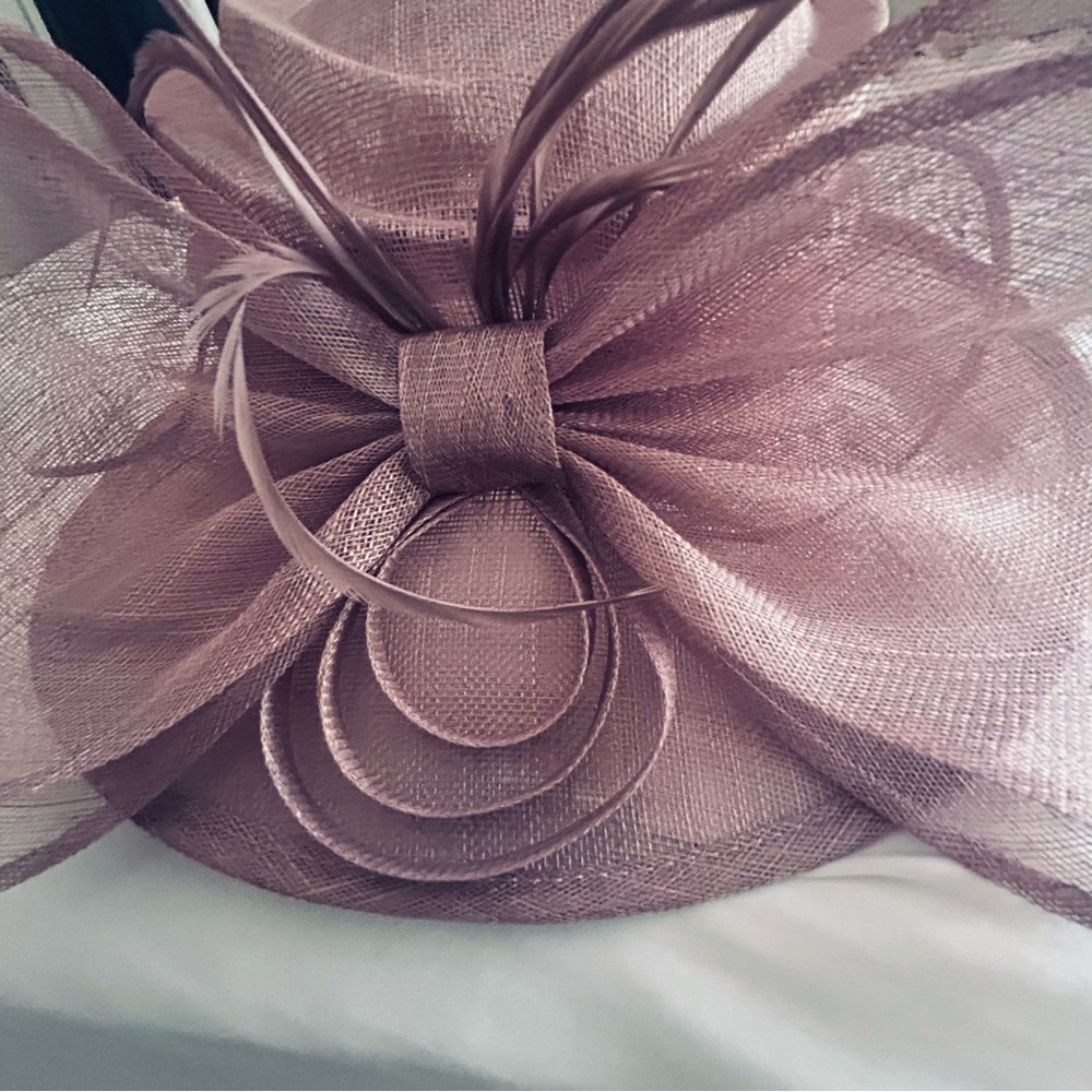 Kentucky Derby Hat. 
Beautiful Light mauve In New Condition, 
Worn once indoors. - Picture 4 of 14